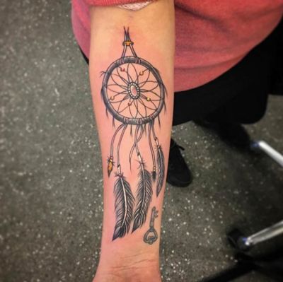  Tatouage attrape rêve sur tout l'avant bras